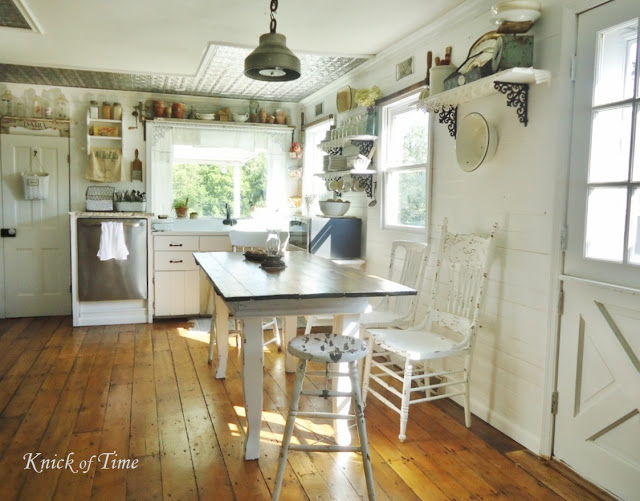 How to decorate a farmhouse kitchen