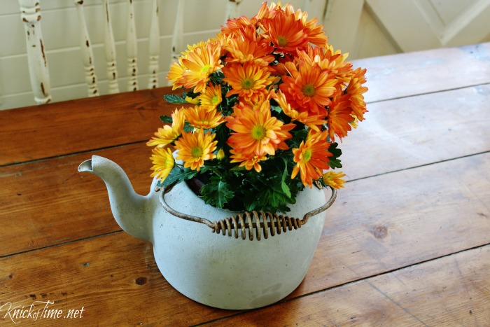 repurposed kettle flower pot - KnickofTime.net