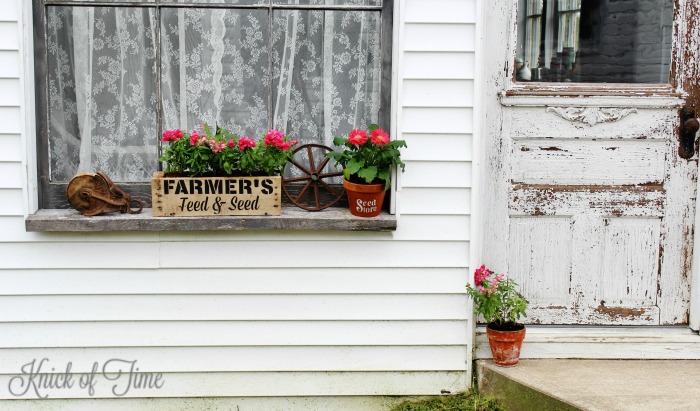 Create your on rustic farmhouse window box to fill with beautiful blooms! - KnickofTime.net