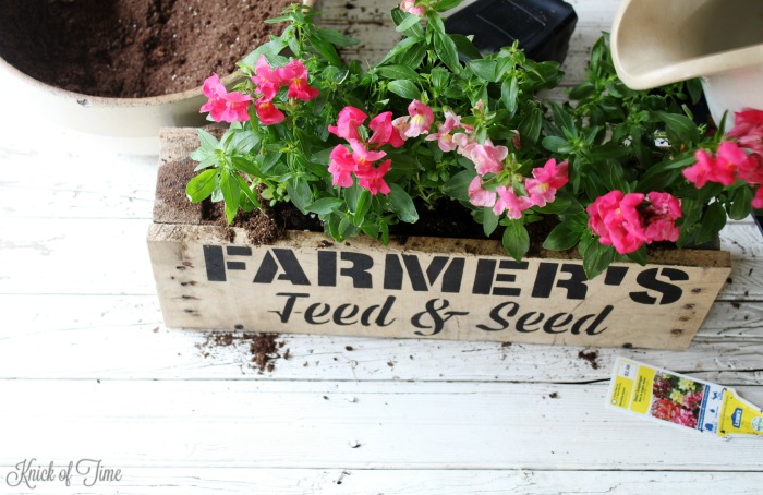 Create your on rustic farmhouse window box to fill with beautiful blooms! - KnickofTime.net