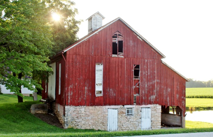 old red barn - Knick of Time