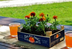 DIY garden flowers table centerpiece for a picnic, wedding or outdoor garden party | www.knickoftime.net