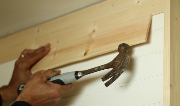 Tips & tricks to install wood plank walls the easy way! | www.knickoftime.net #KnickOfTime #farmhouse #plankwalls