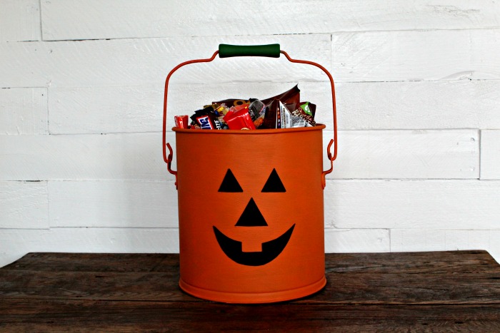 Make an adorable Jack O' Lantern Halloween Treat Bucket from an Old Bucket! |knickoftime.net
