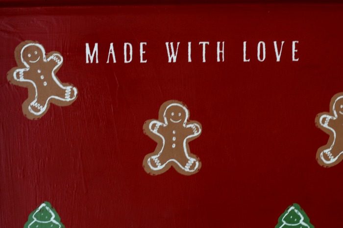 Create this adorable Christmas Cookie Sheet Upcycled Memo Board! It's super easy with a Chalk Couture adhesive transfer and chalk paint. Learn how at Knick of Time | knickoftime.net