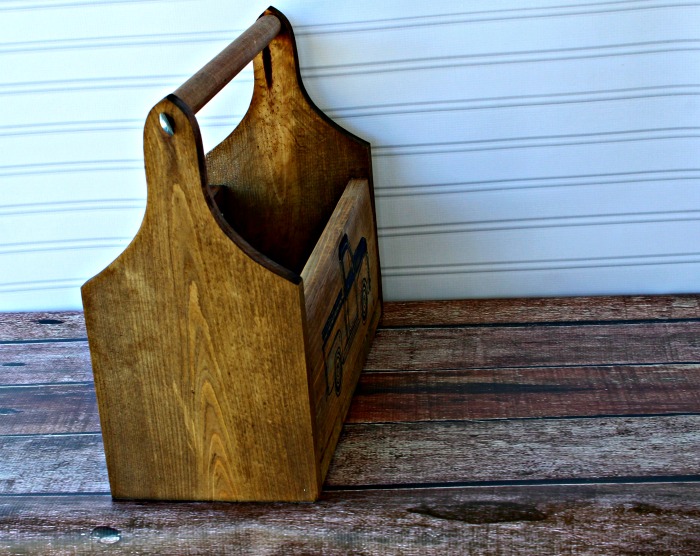 Create your own Farmhouse Wood Tote with designs on the sides! Tutorial at Knick of Time | knickoftime.net