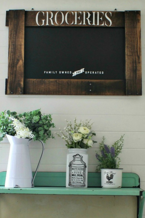 Farmhouse kitchen DIY pallet frame chalkboard by Knick of Time